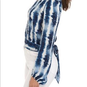 Blue  white animal printblouse keyhole…